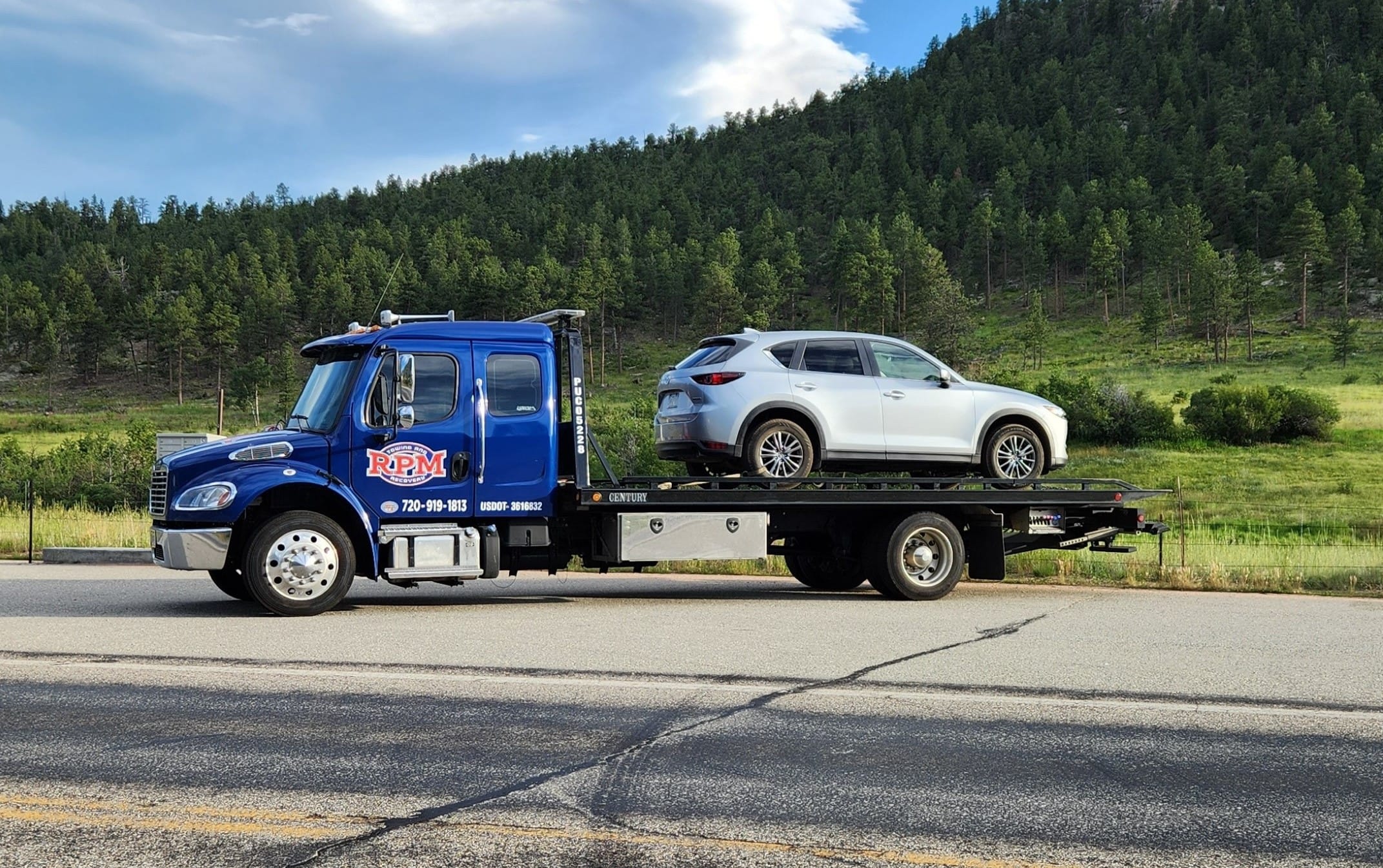 this image shows junk car removal in Lakewood, CO